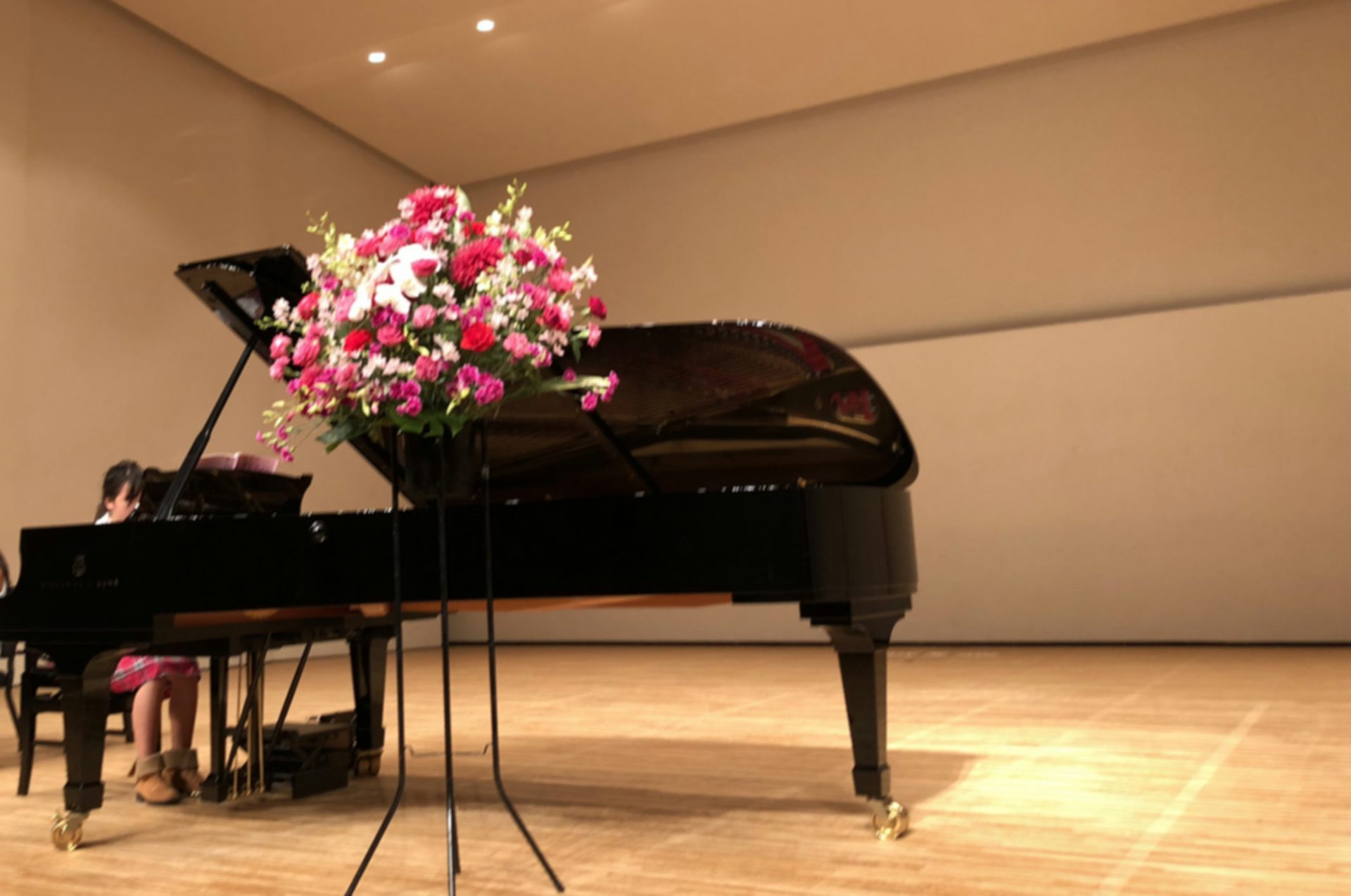 ピアノの発表会や先生のコンサートへ贈るスタンド花 祝花の贈り方 花助 ビジネスに花を