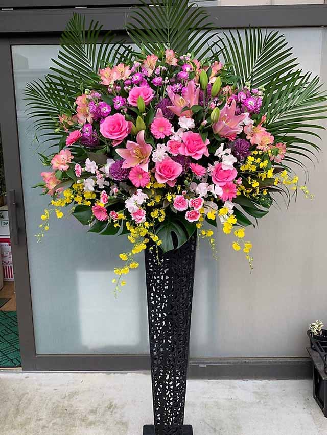 開店祝いにピンク系の明るいスタンド花